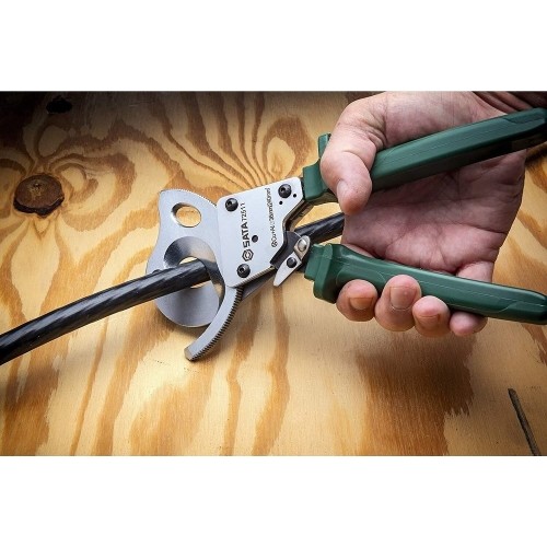 Ratchet cable cutter