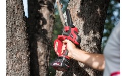 Li-ion Cordless Hand Saw 20V in plastic box