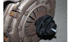 Universalus sankabos centravimo įrankis