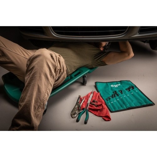 Plastic creeper with magnetic trays