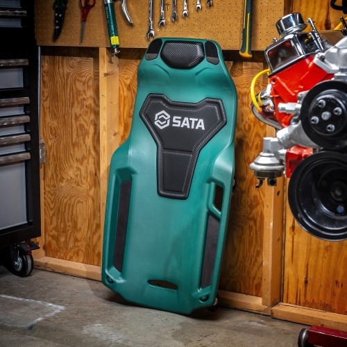 Plastic creeper with magnetic trays