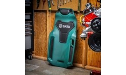 Plastic creeper with magnetic trays