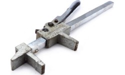 Manual tire spreader-expander ratchet type
