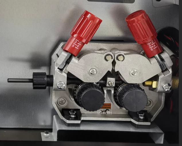Keturių ritinėlių vielos padavimo mechanizmas
